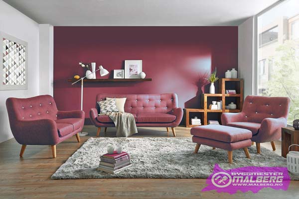 Rød stue - bare en vegg maling, stue interiørdesign foto